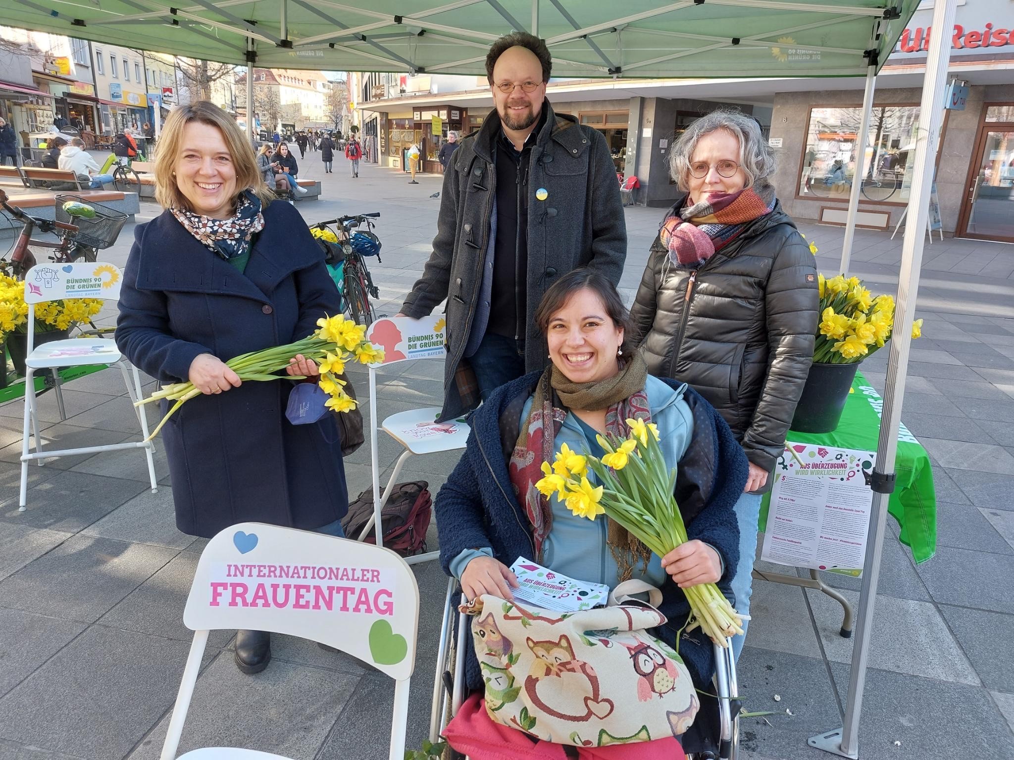 Infostand der Würzburger Grünen zum Weltfrauentag 2022. Von links: Jessica Hecht, Patrick Friedl, Molina Klinger, Simone Artz. Foto: Johannes Huber