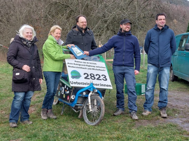 2823 Unterschriften gegen massiven Ausbau der Staatsstraße 2305