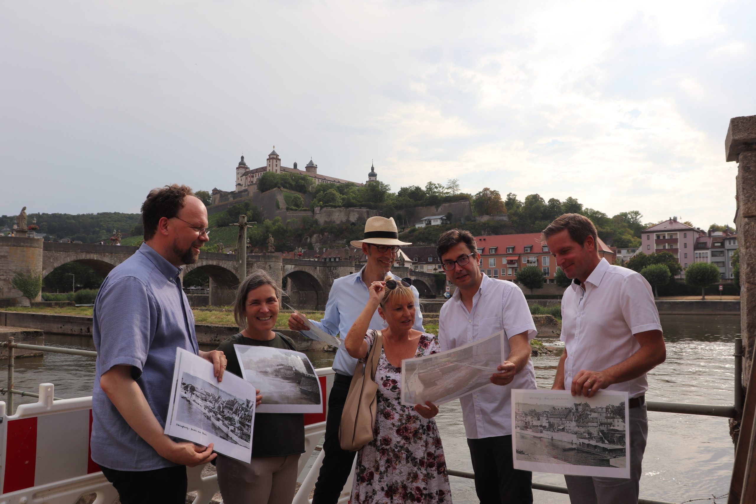 Besuch im Maingärtchen. Im Bild von links: Patrick Friedl - MdL, Kerstin Celina - MdL, Dr. Helge Grob - Gartenamtsleiter, Sabine Weigand - MdL, Friedrich Staib und Benjamin Schneider (Foto: Büro Weigand)
