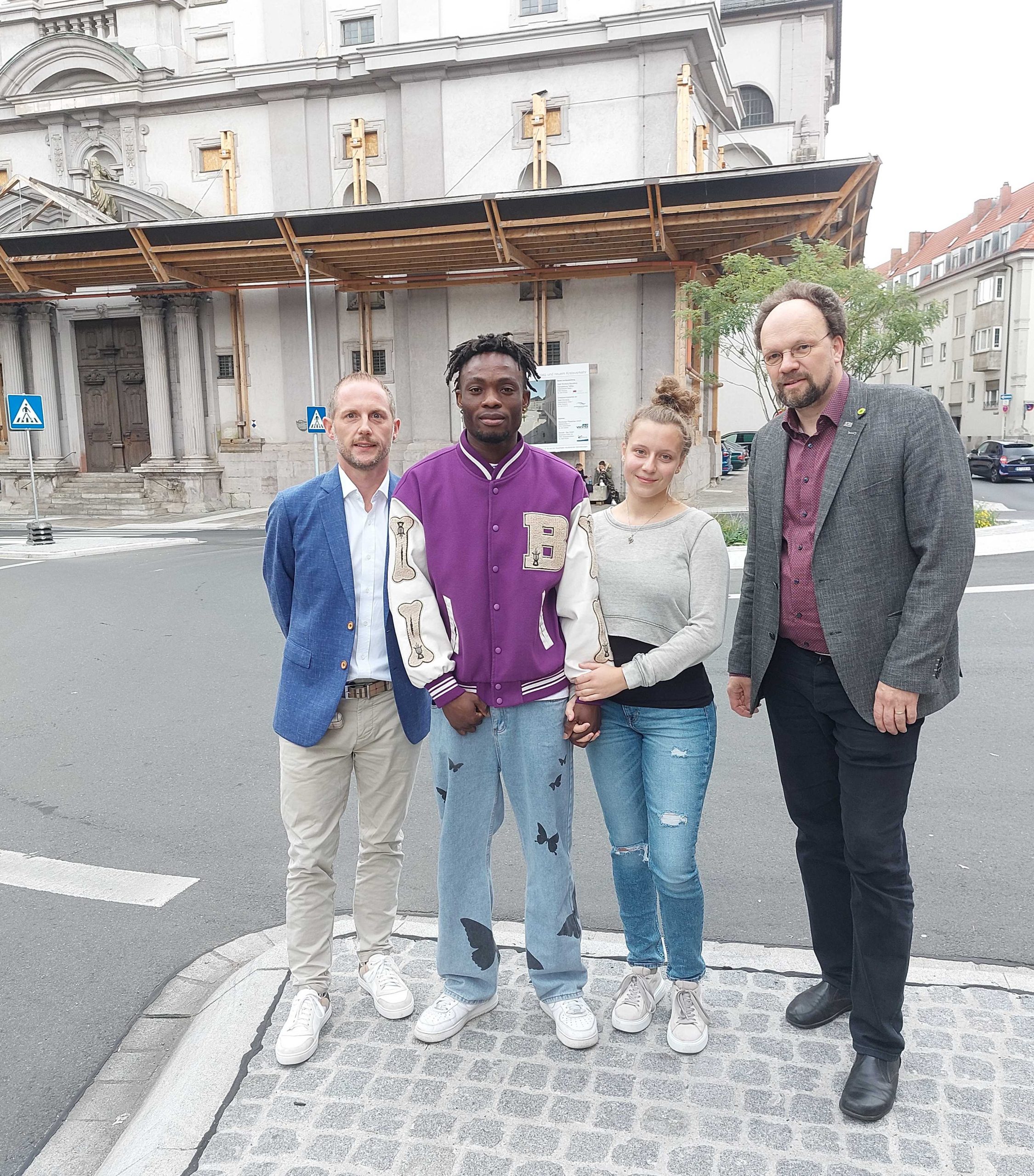 Im Austausch v.l. mit Florian Volk (SV Heidingsfeld), Osaivbie Ekogiawe und Elisa Goldberg